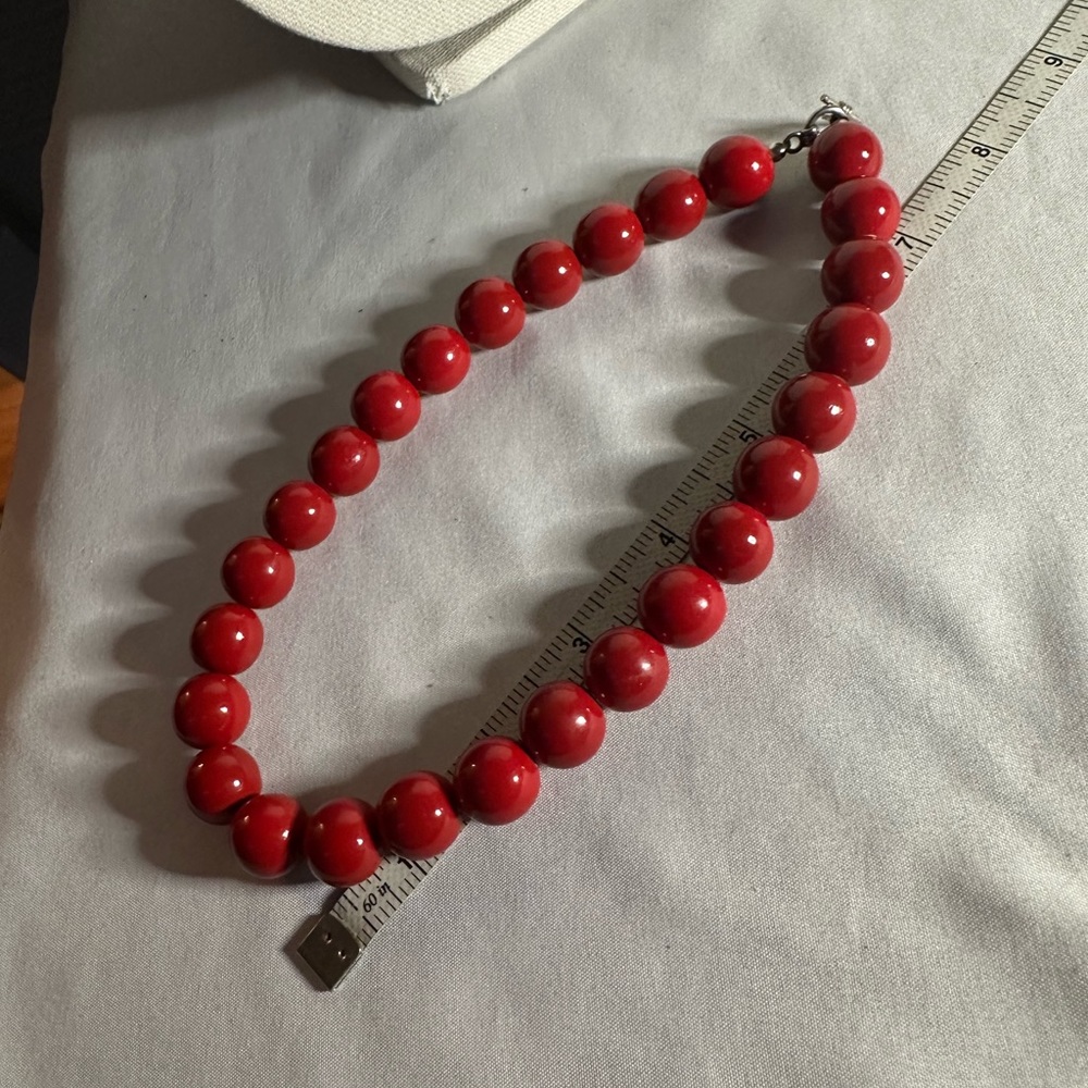 Red gumball style necklace with toggle clasp - Picture 3 of 5